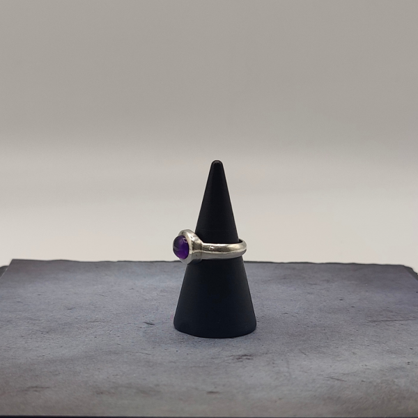 Anillo de plata con circonita lila