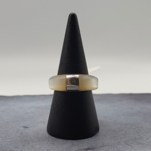 Anillo con pierda selenita