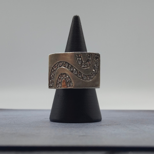 Anillo sello con cenefa de circonitas