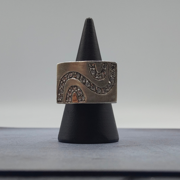 Anillo sello con cenefa de circonitas