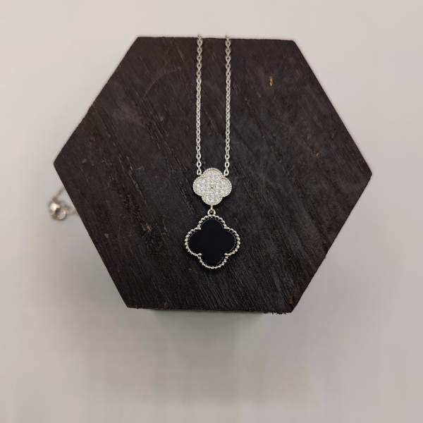 Collar con dos flores van cleef una rellena de corconitas y otra con esmalte negro