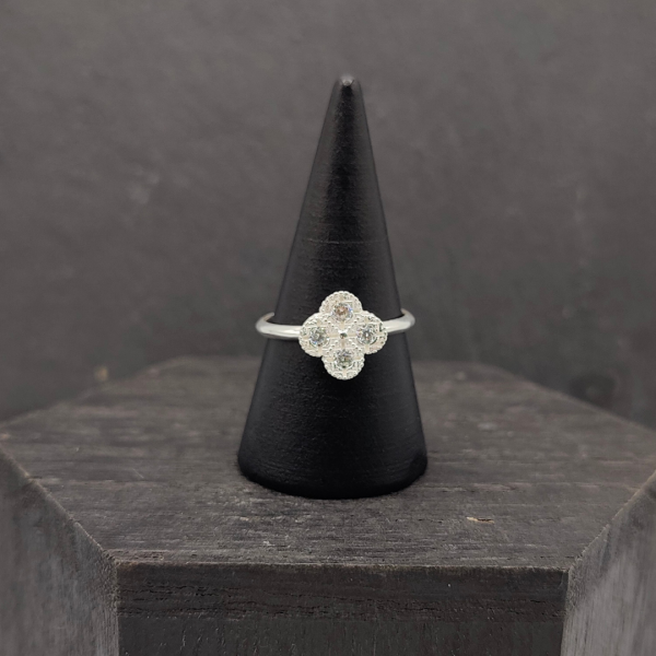Anillo de Plata con Flor Van Cleef y Circonitas T:15