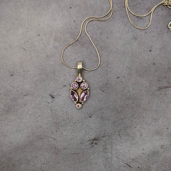 Colgante vintage con piedras amatistas