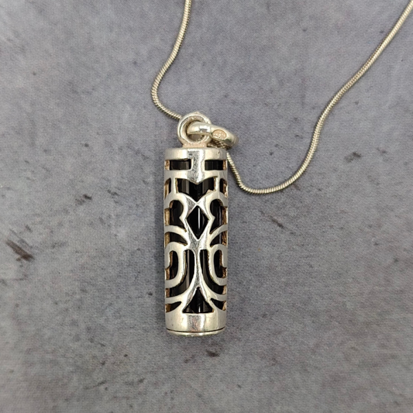 Colgante de plara maorí tiki. colgante tahitiano con pieda ónix