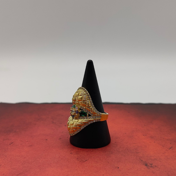 Anillo oro 18 k con circonitas de colores simulando una flor en el centro