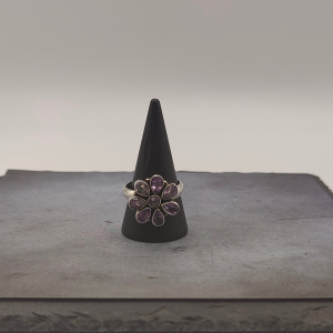Anillo flor con todos los pétalos de amatistas