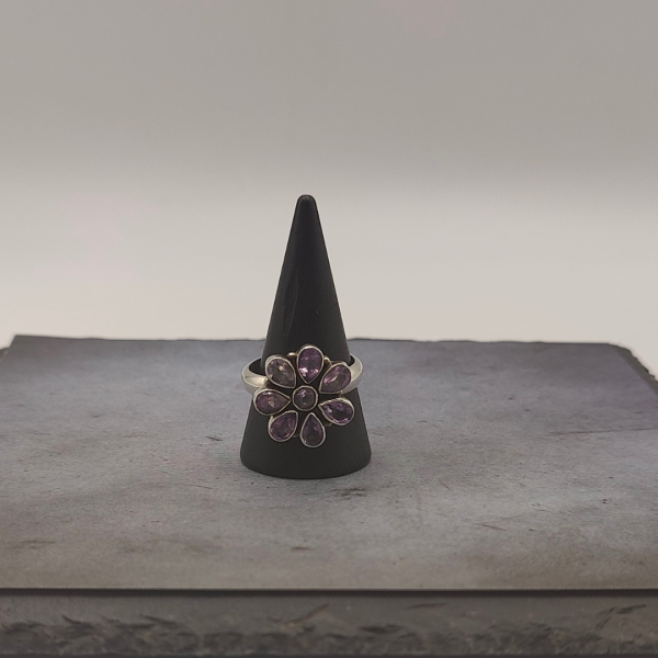 Anillo flor con todos los pétalos de amatistas