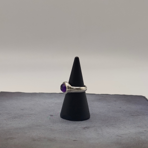 Anillo de plata con circonita lila