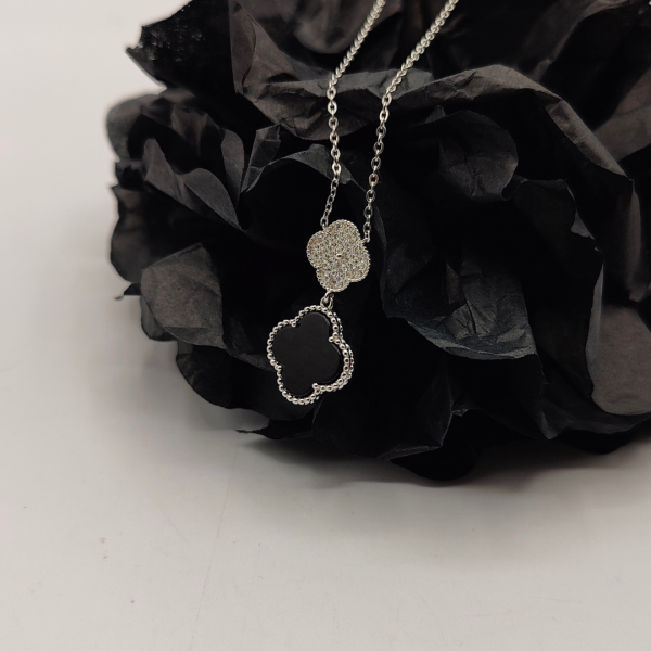Collar con dos flores van cleef una rellena de corconitas y otra con esmalte negro