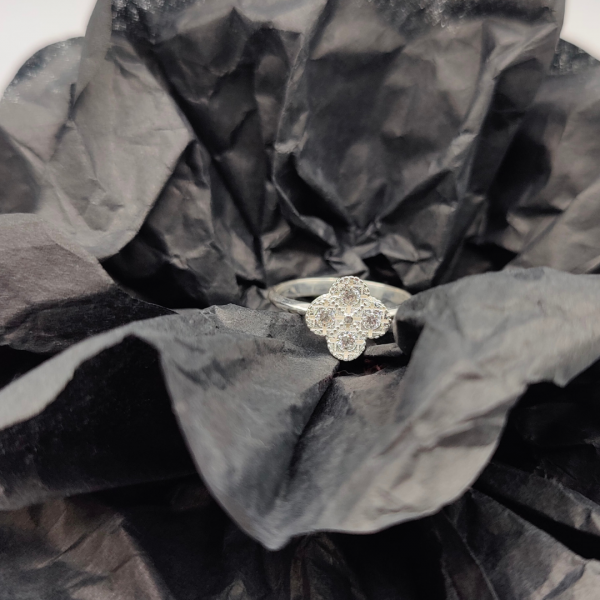 Anillo de Plata con Flor Van Cleef y Circonitas T:15