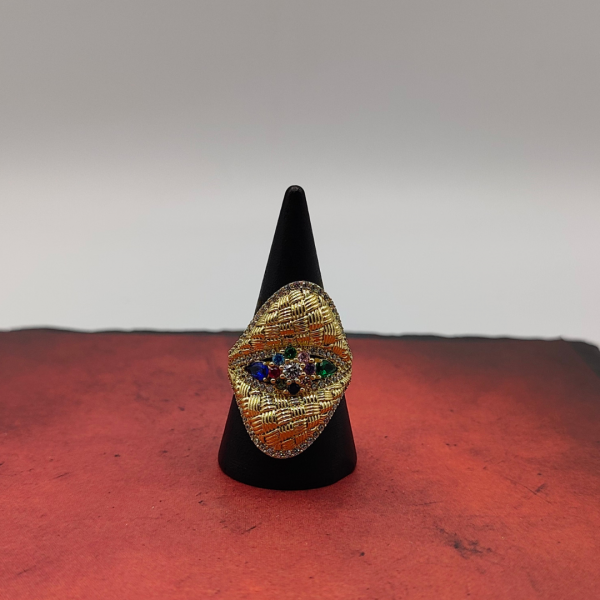 Anillo oro 18 k con circonitas de colores simulando una flor en el centro