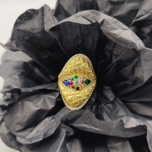 Anillo oro 18 k con circonitas de colores simulando una flor en el centro