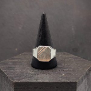Anillo Tipo Sello Clásico en Plata: Elegancia Atemporal