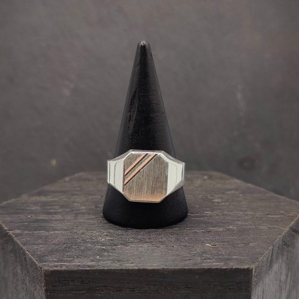 Anillo Tipo Sello Clásico en Plata: Elegancia Atemporal