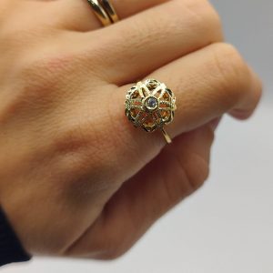 Anillo Flor con Circonita en el Centro en Oro de 18K