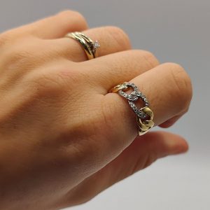 Anillo Estilo Corona Abierta en Oro de 18K