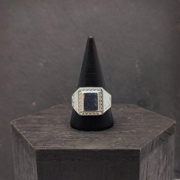 Anillo Tipo Sello en Plata con Grabados Estilo Versace