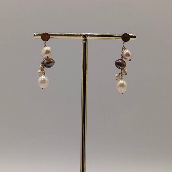Pendientes colgantes con perlas y oro de 18k