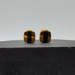 Pendiente cuadrado de oro de 18k con línea esmaltada en negro