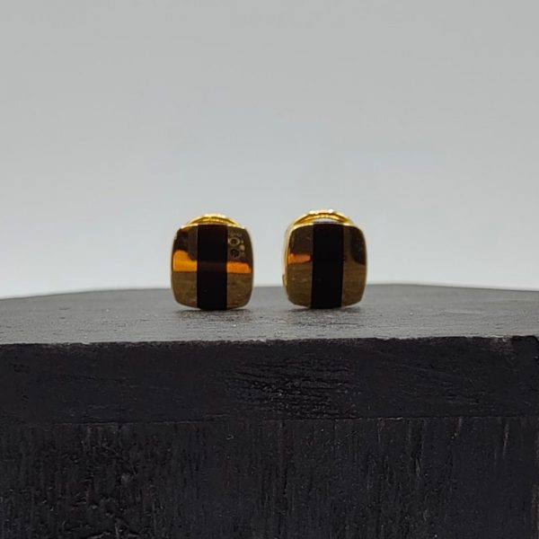 Pendiente cuadrado de oro de 18k con línea esmaltada en negro