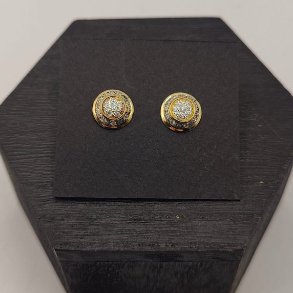 Pendiente botón de oro de 18k recubierto de circonitas