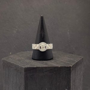 Anillo Correa con Símbolo Estilo Versace y Circonitas