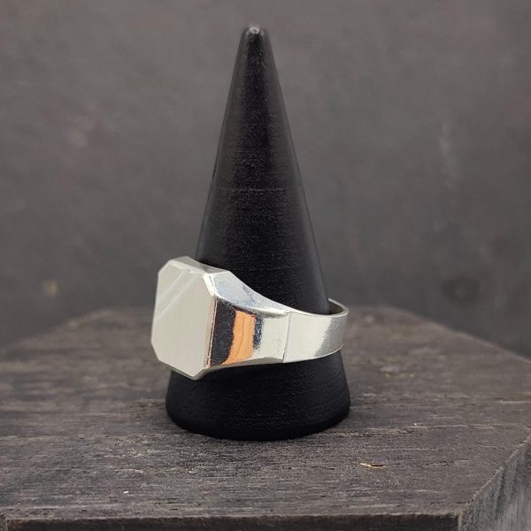 Anillo Tipo Sello Clásico en Plata: Elegancia Atemporal