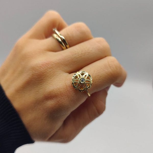 Anillo Flor con Circonita en el Centro en Oro de 18K