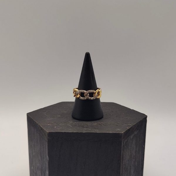 Anillo Estilo Corona Abierta en Oro de 18K