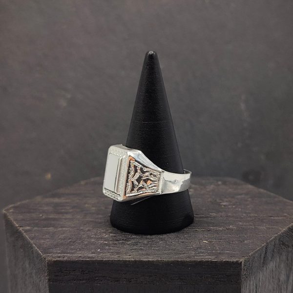 Anillo Tipo Sello en Plata con Grabados Estilo Versace