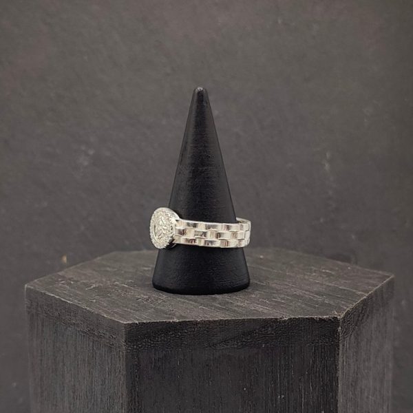 Anillo Correa con Símbolo Estilo Versace y Circonitas