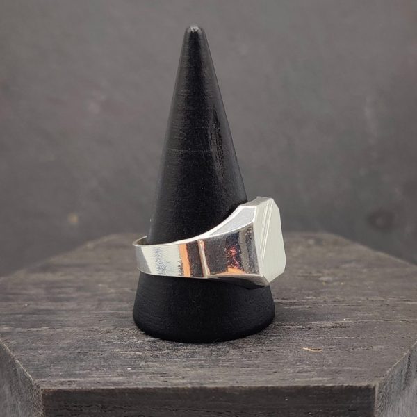 Anillo Tipo Sello Clásico en Plata: Elegancia Atemporal