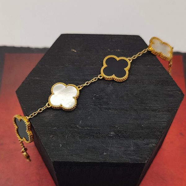 Pulsera de Plata Dorada con Flores Van Cleef en Nácar y Ónix Negro