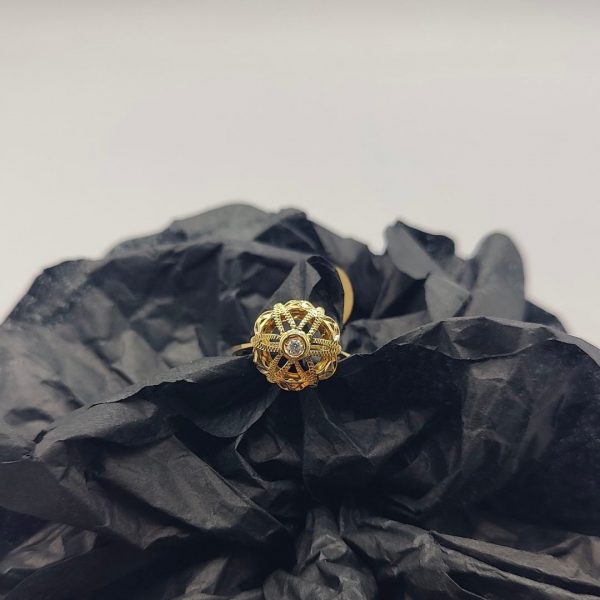 Anillo Flor con Circonita en el Centro en Oro de 18K