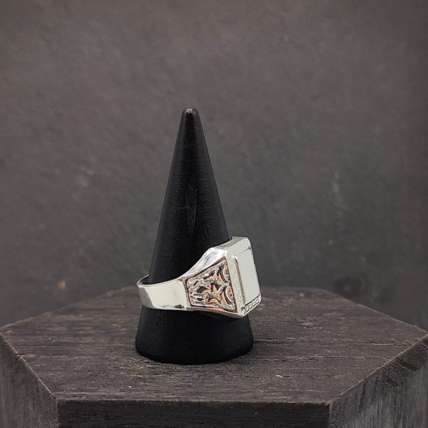Anillo Tipo Sello en Plata con Grabados Estilo Versace