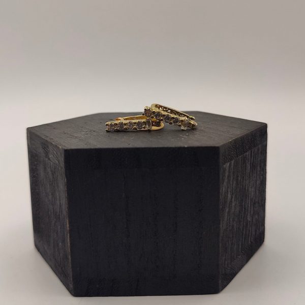 Pendiente botón de oro de 18k recubierto de circonitas