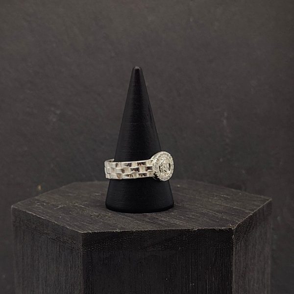 Anillo Correa con Símbolo Estilo Versace y Circonitas