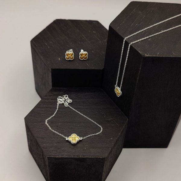" Pulsera con Flor Van Cleef en Plata Chapada en Oro"