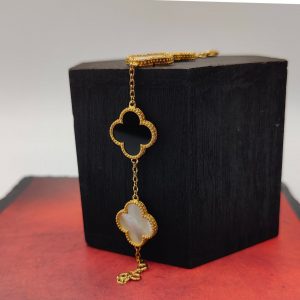 Pulsera de Plata Dorada con Flores Van Cleef en Nácar y Ónix Negro