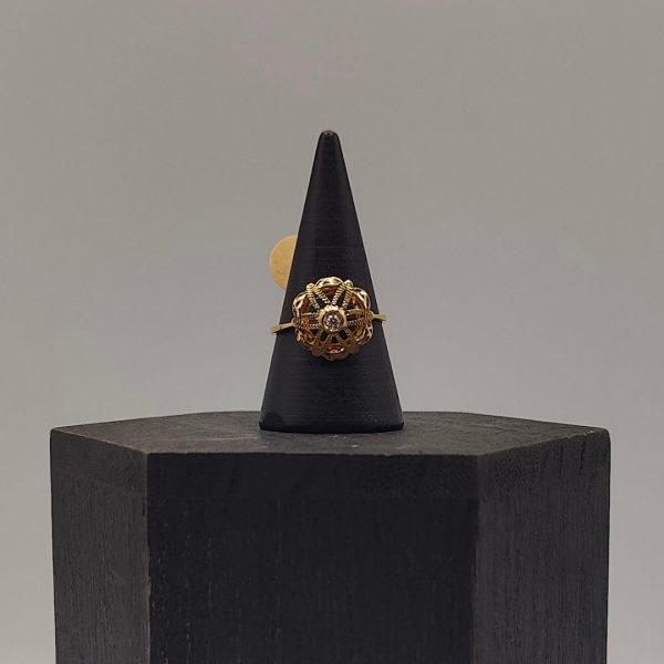 Anillo Flor con Circonita en el Centro en Oro de 18K