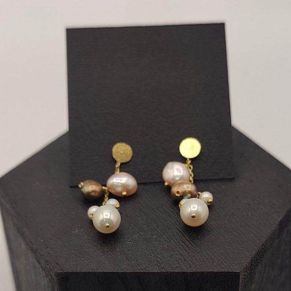 Pendientes colgantes con perlas y oro de 18k