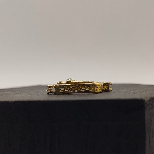 Pendiente botón de oro de 18k recubierto de circonitas