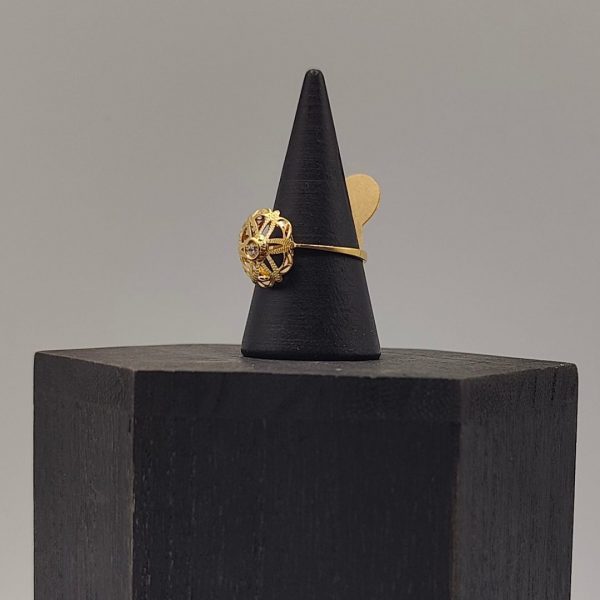 Anillo Flor con Circonita en el Centro en Oro de 18K
