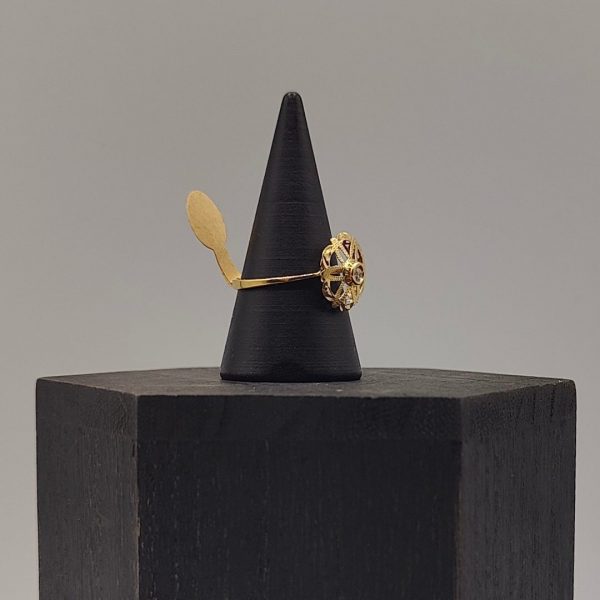 Anillo Flor con Circonita en el Centro en Oro de 18K