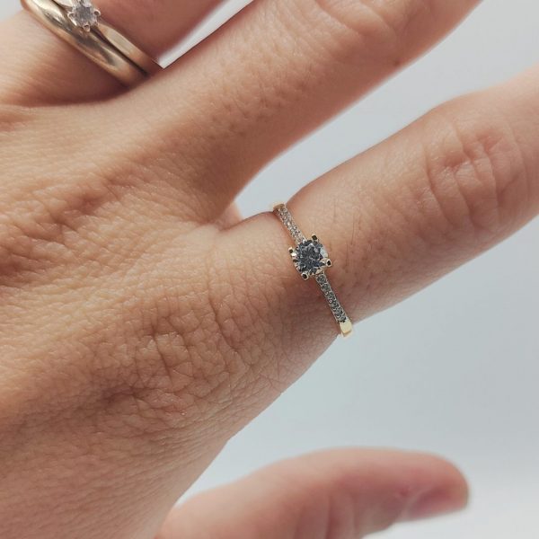 Anillo Solitario con Circonita y Mini Circonitas al Rededor en Oro de 18K