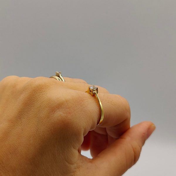 Anillo Solitario con Circonita en Oro de 18K