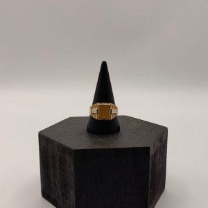 Anillo Sello con Detalles de Oro Blanco en los Laterales en Oro de 18K