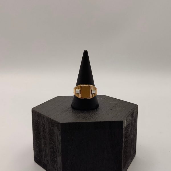 Anillo Sello con Detalles de Oro Blanco en los Laterales en Oro de 18K