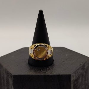 " Anillo Sello Redondo con Circonita y Detalles en Oro Blanco y Estilo Correa en los Laterales en Oro de 18K"