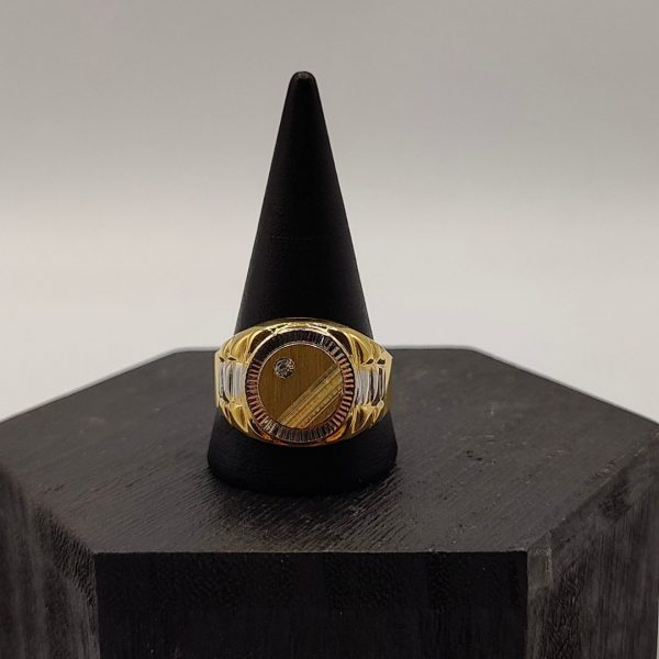 " Anillo Sello Redondo con Circonita y Detalles en Oro Blanco y Estilo Correa en los Laterales en Oro de 18K"